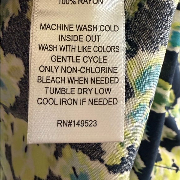 NWT Alex & Jordan 100% Rayon Floral Button-Up Shirt SM - Picture 8 of 8